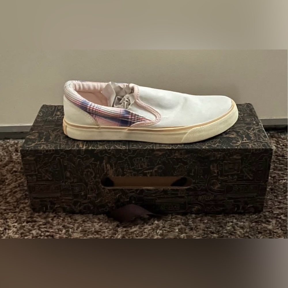 Slip-On Canvas Women’s Shoe in White and Pink Plaid